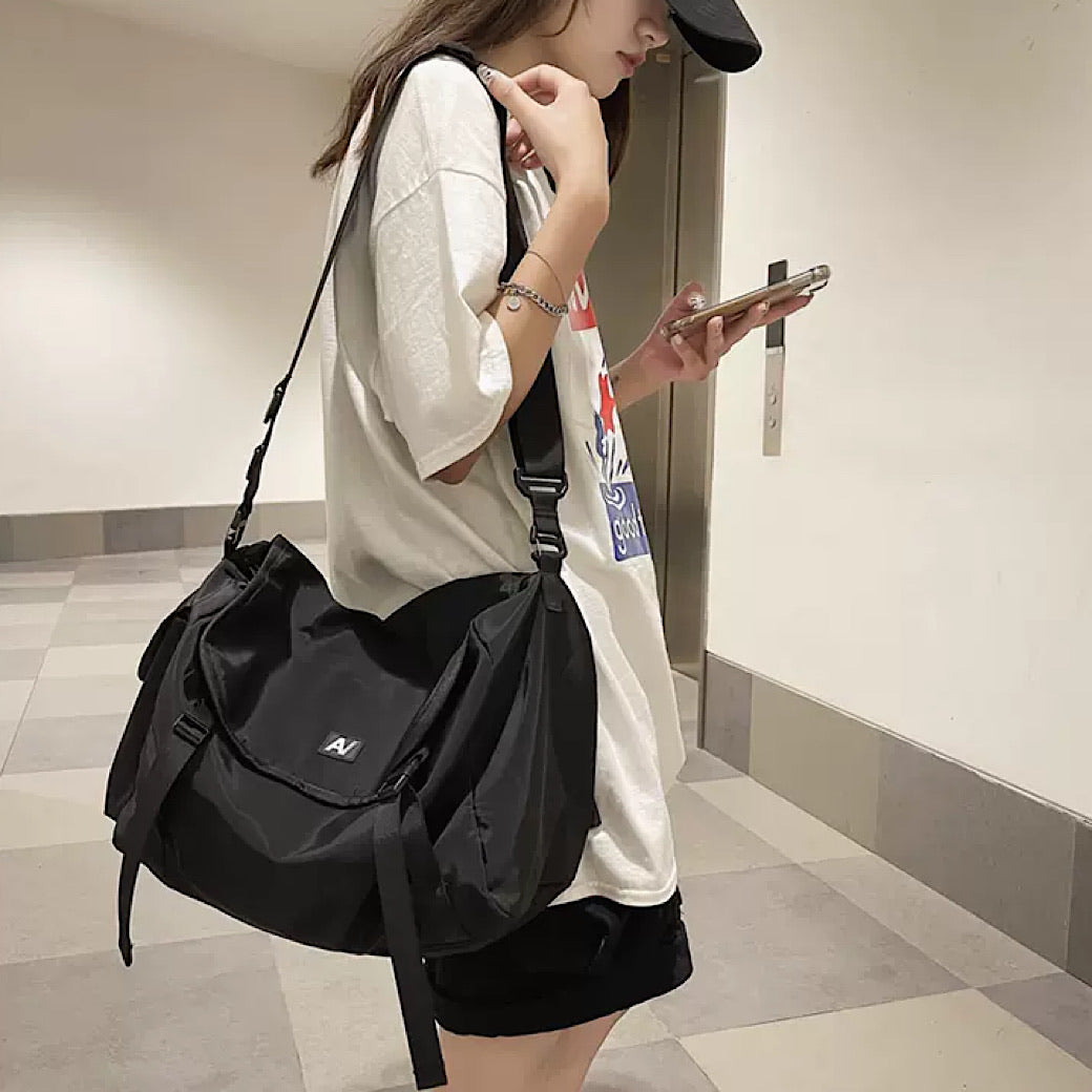 black shoulder bag  US1431